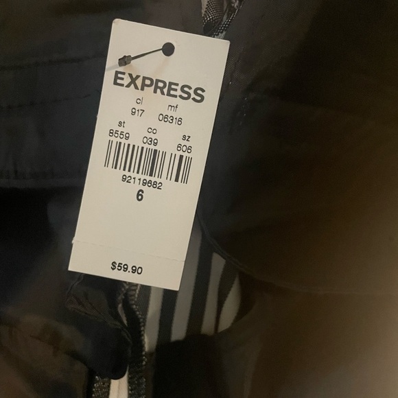 Express short black and white stripes. New with tags - Picture 6 of 9